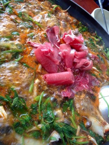 韓国のしゃぶしゃぶはグツグツした鍋にお肉を投入しますㅋㅋ