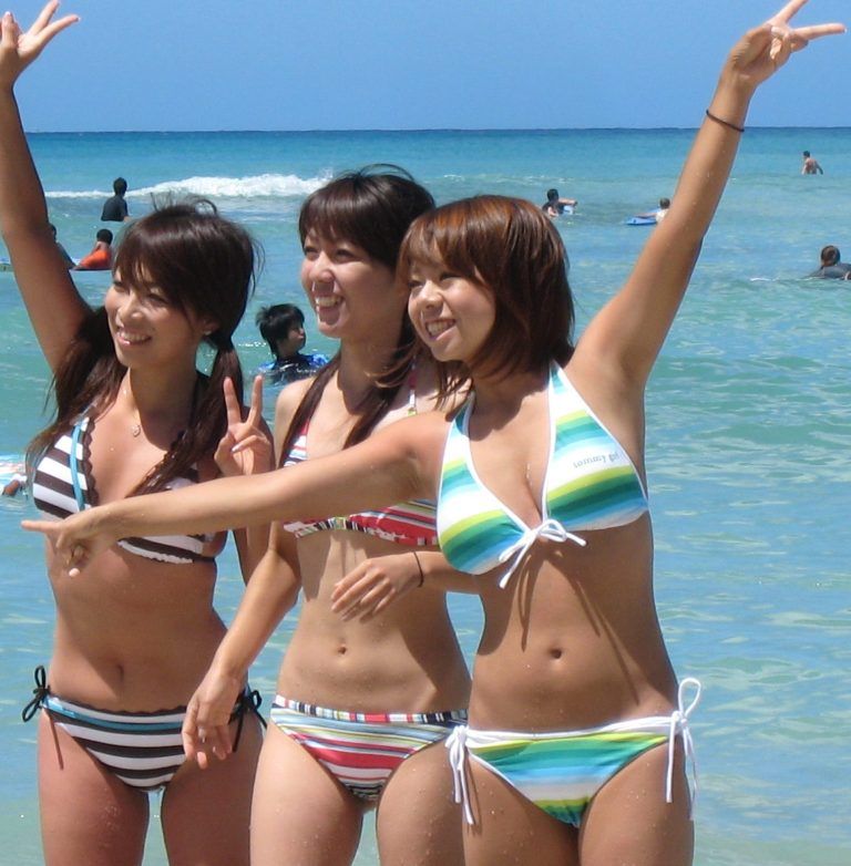 素人ビキニ　おっぱい セクシー水着👙目を凝らして...