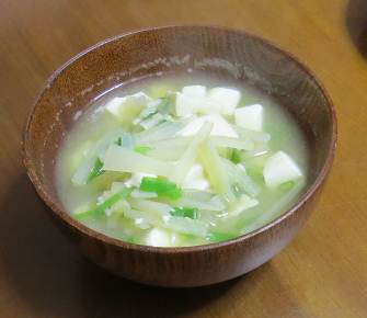 豆腐とダイコンの味噌汁