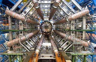 LHC（大型ハドロン衝突型加速器）